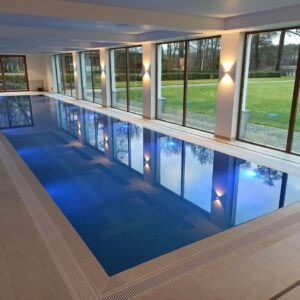 Basen prywatny rynna przelewowa wykonczony mozaiką Ezari_Easy-Resize.com